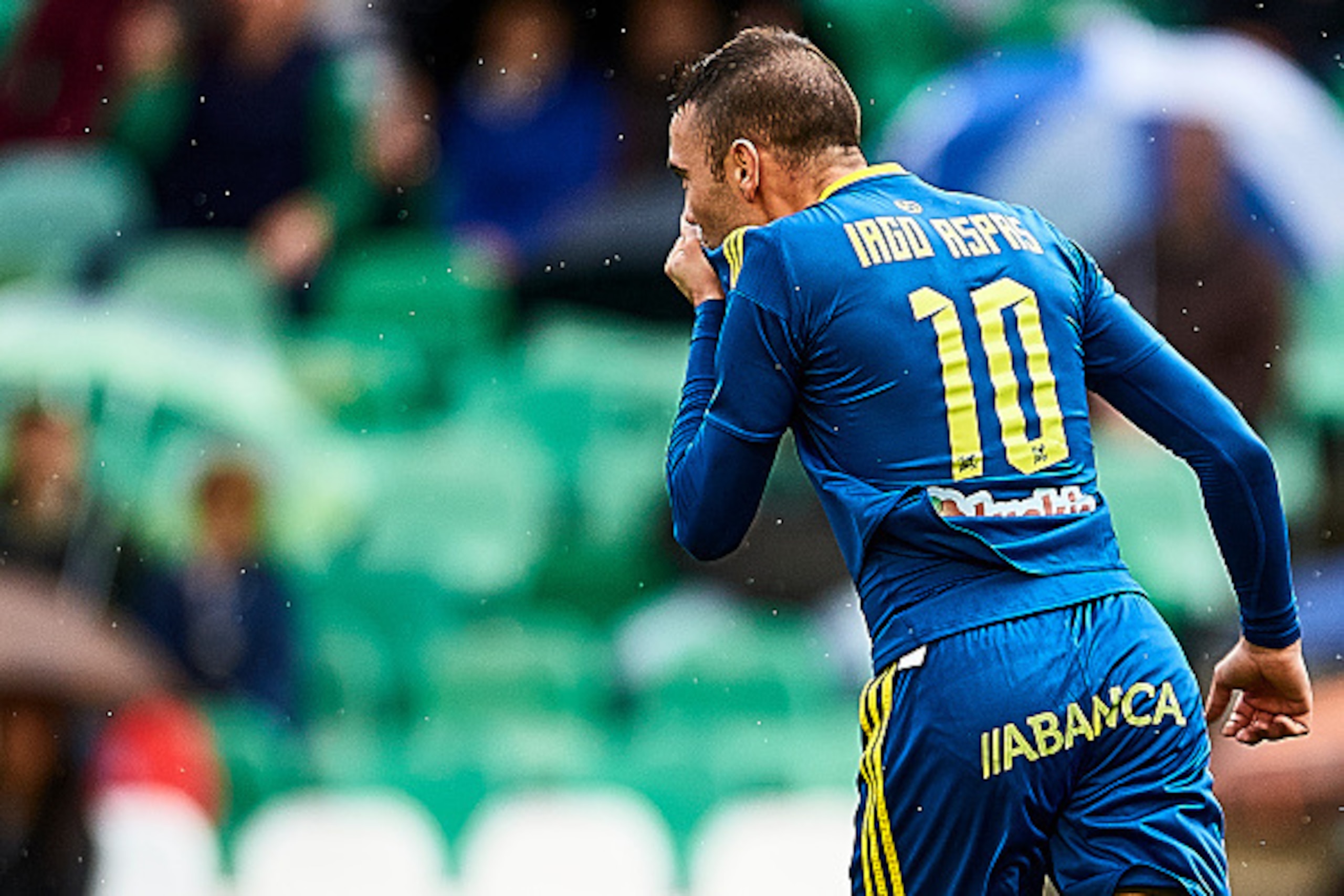 SEVILLE, SPAIN - DECEMBER 04:  Iago Aspas of RC Celta de Vigo celebrates after scoring during La Liga match between Real Betis Balompie an RC Celta de Vigo at Benito Villamarin Stadium on December 4, 2016 in Seville, Spain.  (Photo by Aitor Alcalde Colome