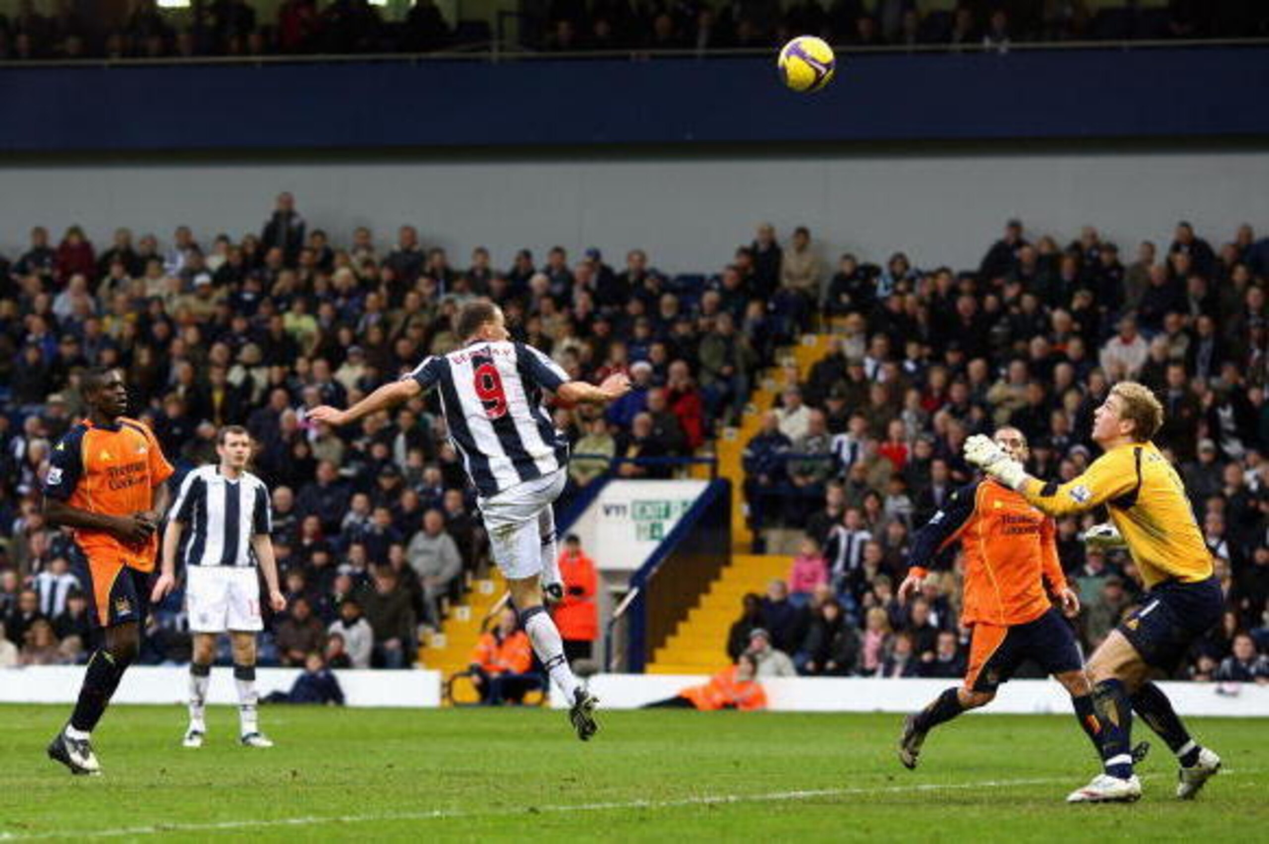 WEST BROMWICH, UNITED KINGDOM - DECEMBER 21:  Roman Bednar of West Bromwich Albion scores the winning goal past Joe Hart of Manchester City during the Barclays Premier League match between West Bromwich Albion and Manchester City at The Hawthorns on Decem