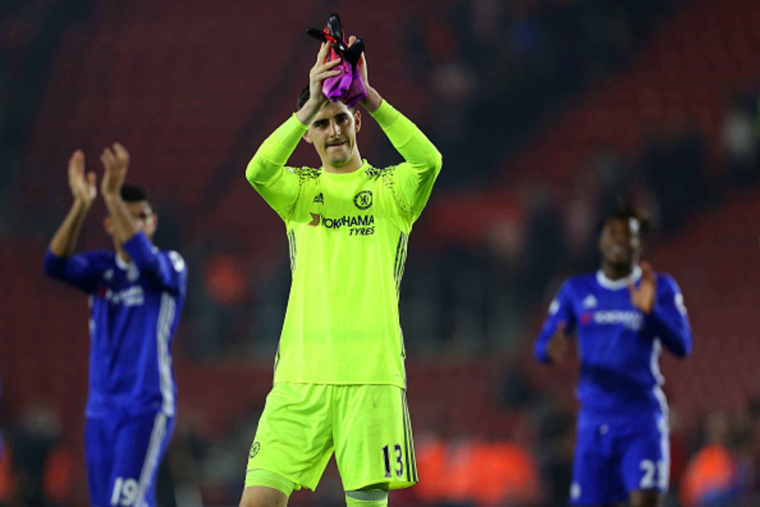 SOUTHAMPTON, ENGLAND - OCTOBER 30: Thibaut Courtois of Chelsea during the Premier League match between Southampton and Chelsea at St Mary's Stadium on October 30, 2016 in Southampton, England. (Photo by Catherine Ivill - AMA/Getty Images)