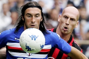 Genoa, ITALY:  Sampdoria's forward Emiliano Bonazzoli (L) fights for the ball with AC Milan's defender Jaap Stam during their serie A football match Sampdoria-AC Milan at Marassi stadium in Genoa, 18 september 2005. Sampdoria won 2-1. AFP PHOTO / PACO SER