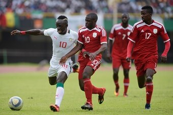 Senegal's Sadio Mane (L) vies with Namibia's Wangu Batista -Gom (C) during the 2017 African Cup of Nations qualification football match between Senegal and Namibia on September 3, 2016 in Dakar. / AFP / SEYLLOU        (Photo credit should read SEYLLOU/AFP