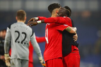 LIVERPOOL, ENGLAND - DECEMBER 19:  Roberto Firmino and Sadio Mane of Liverpool celebrate victory after the Premier League match between Everton and Liverpool at Goodison Park on December 19, 2016 in Liverpool, England.  (Photo by Clive Brunskill/Getty Ima