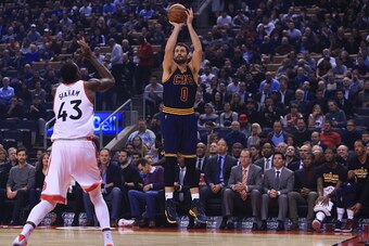 TORONTO, ON - DECEMBER 05:  Kevin Love #0 of the Cleveland Cavaliers shoots the ball during the first half of an NBA game against the Toronto Raptors at Air Canada Centre on December 5, 2016 in Toronto, Canada.  NOTE TO USER: User expressly acknowledges a