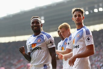 SOUTHAMPTON, ENGLAND - AUGUST 27:  Jermain Defoe of Sunderland celebrates scoring his sides first goal with team mates during the Premier League match between Southampton and Sunderland at St Mary's Stadium on August 27, 2016 in Southampton, England.  (Ph