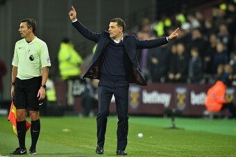 West Ham United's Croatian manager Slaven Bilic gestures on the touchline during the English Premier League football match between West Ham United and Hull City at The London Stadium, in east London on December 17, 2016. / AFP / Glyn KIRK / RESTRICTED TO 