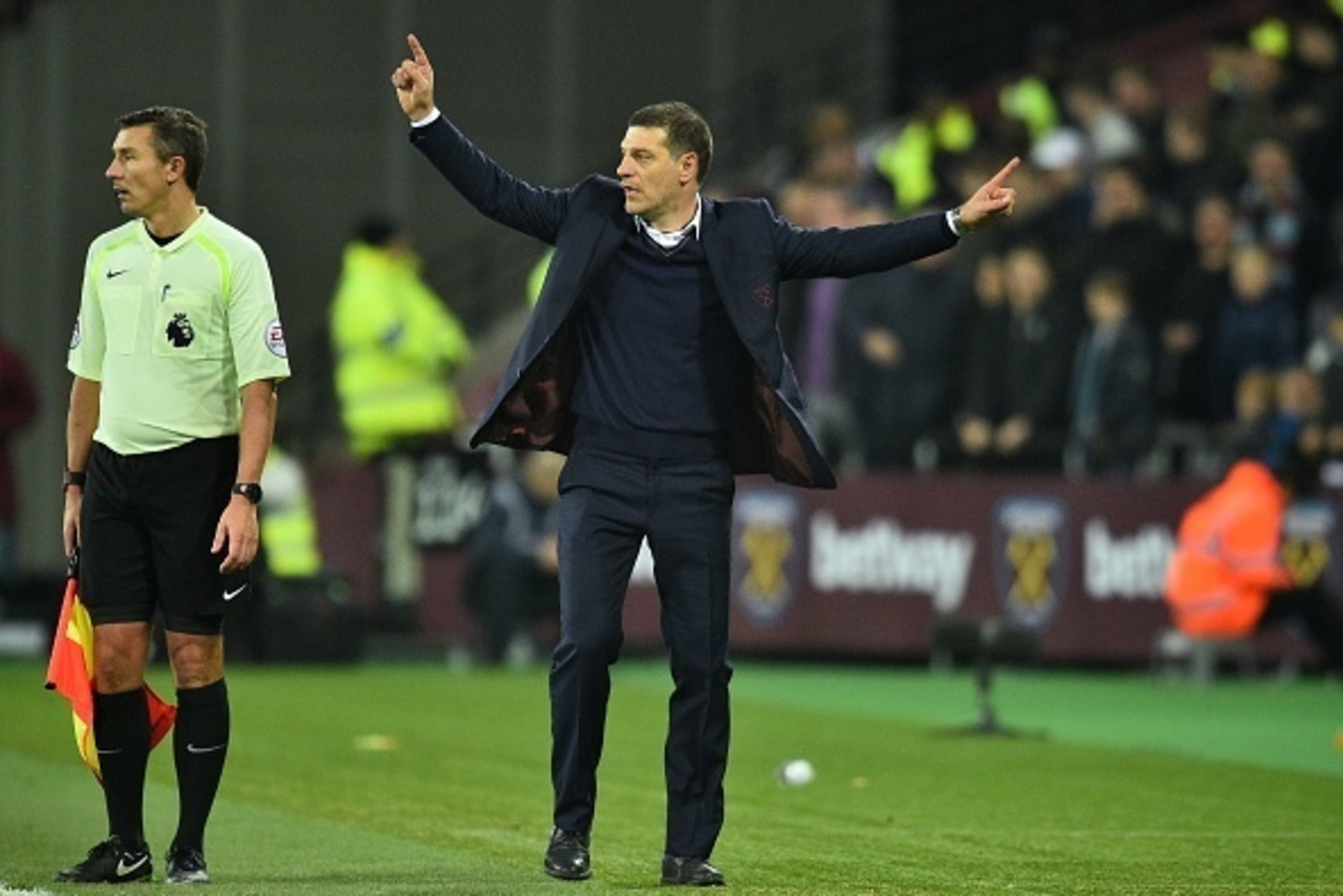 West Ham United's Croatian manager Slaven Bilic gestures on the touchline during the English Premier League football match between West Ham United and Hull City at The London Stadium, in east London on December 17, 2016. / AFP / Glyn KIRK / RESTRICTED TO West Ham United's Croatian manager Slaven Bilic gestures on the touchline during the English Premier League football match between West Ham United and Hull City at The London Stadium, in east London on December 17, 2016. / AFP / Glyn KIRK / RESTRICTED TO