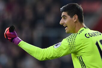 Chelsea's Belgian goalkeeper Thibaut Courtois sets his wall to defend a free kick during the English Premier League football match between Southampton and Chelsea at St Mary's Stadium in Southampton, southern England on October 30, 2016. / AFP / GLYN KIRK