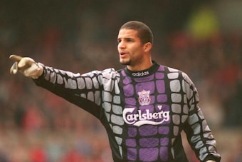 4 FEB 1995:  GOALKEEPER DAVID JAMES OF LIVERPOOL IN ACTION AGAINST NOTTINGHAM FOREST DURING A PREMIERSHIP MATCH AT THE CITY GROUND. THE GAME ENDED IN A 1-1 DRAW. Mandatory Credit: Shaun Botterill/ALLSPORT