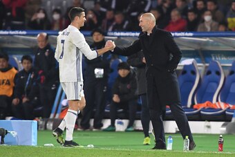 YOKOHAMA, JAPAN - DECEMBER 18:  Cristiano Ronaldo of Real Madrid greets Zinedine Zidane, Manager of Real Madrid after he is subtituted following an injury during the FIFA Club World Cup Final match between Real Madrid and Kashima Antlers at International 