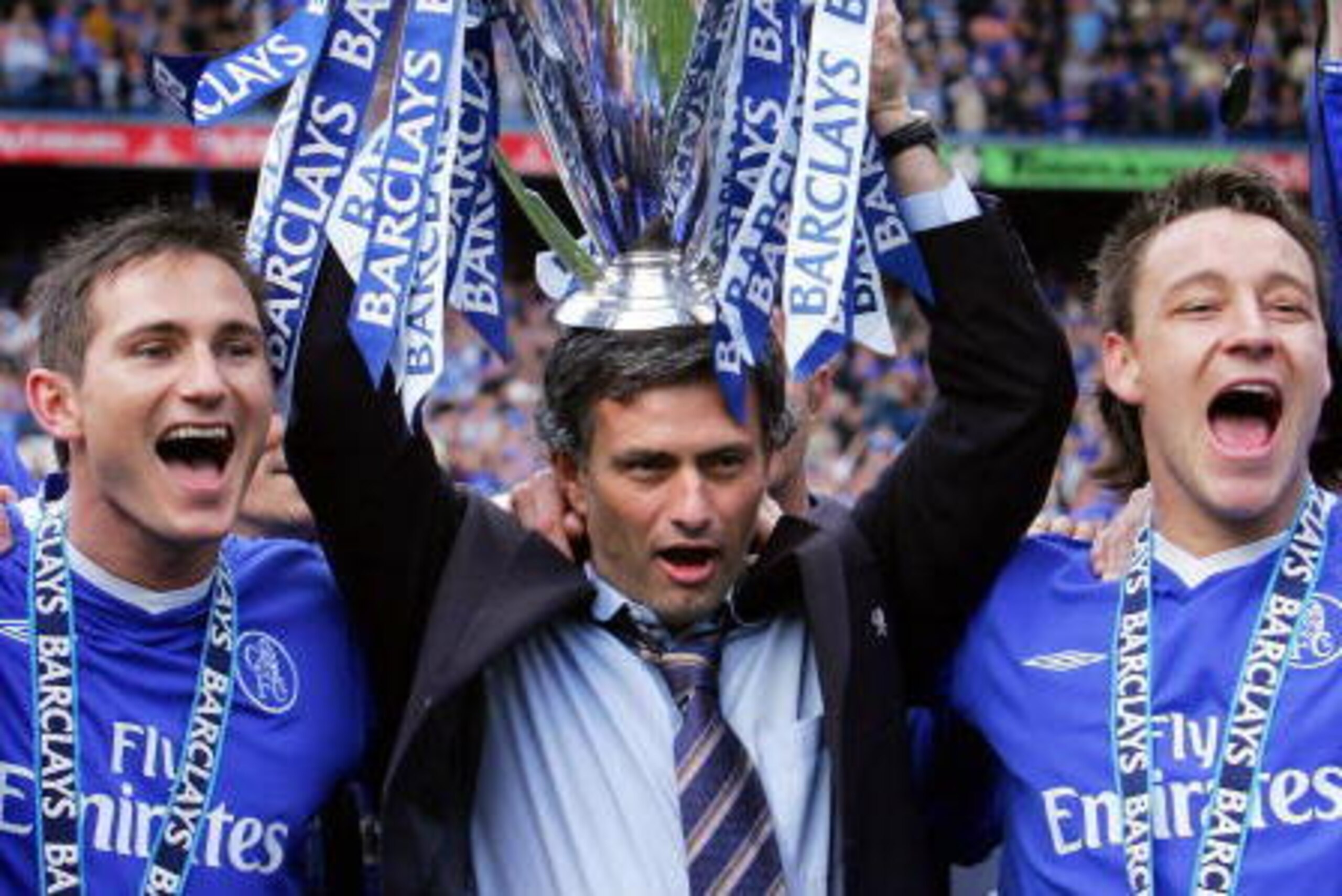 (FILES) Chelsea's Manager Jose Mourinho (C) holds aloft the Barclays Premiership trophy beside Frank Lampard (L) and John Terry (R) during the celebrations after the game against Charlton at Stamford Bridge in London, 07 May 2005. Jose Mourinho's three-ye