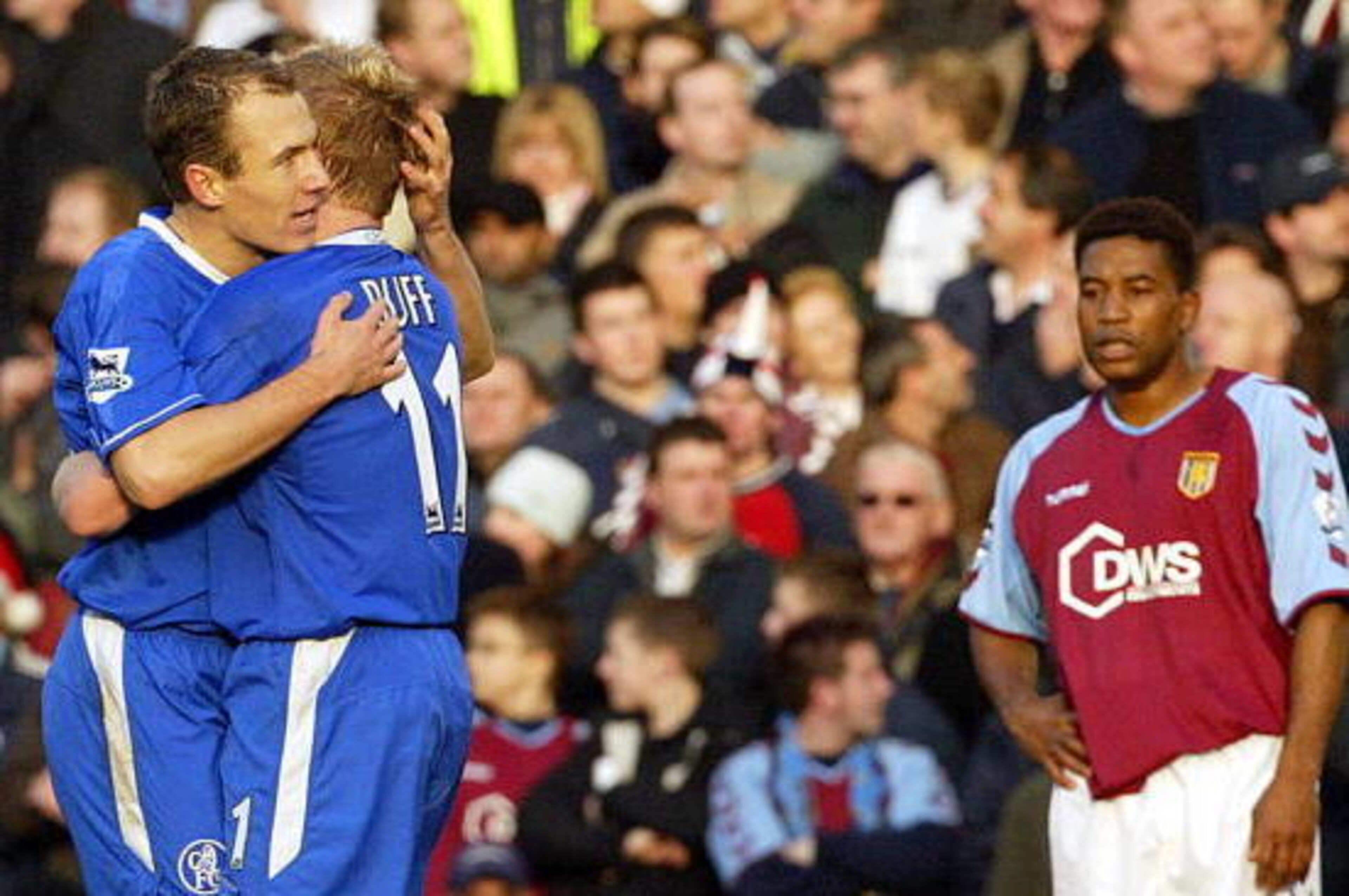 LONDON, UNITED KINGDOM: Aston Villa's Ulises de la Cruz (R) watches as Chelsea's Arjen Robben (L) hugs Damien Duff (C) after duff scored a goal during Premiership football 26 December 2004 at Stamford Bridge in London. AFP PHOTO/JIM WATSON - 'ENGLISH LONDON, UNITED KINGDOM: Aston Villa's Ulises de la Cruz (R) watches as Chelsea's Arjen Robben (L) hugs Damien Duff (C) after duff scored a goal during Premiership football 26 December 2004 at Stamford Bridge in London. AFP PHOTO/JIM WATSON - 'ENGLISH