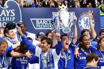 London, UNITED KINGDOM:  Chelsea's Captain John Terry lifts the Premiership trophy alongside teammates after defeating Manchester United to win the Premiership title at Stamford Bridge in London, 29 April 2006. Chelsea won the game 3-0. AFP PHOTO ADRIAN D