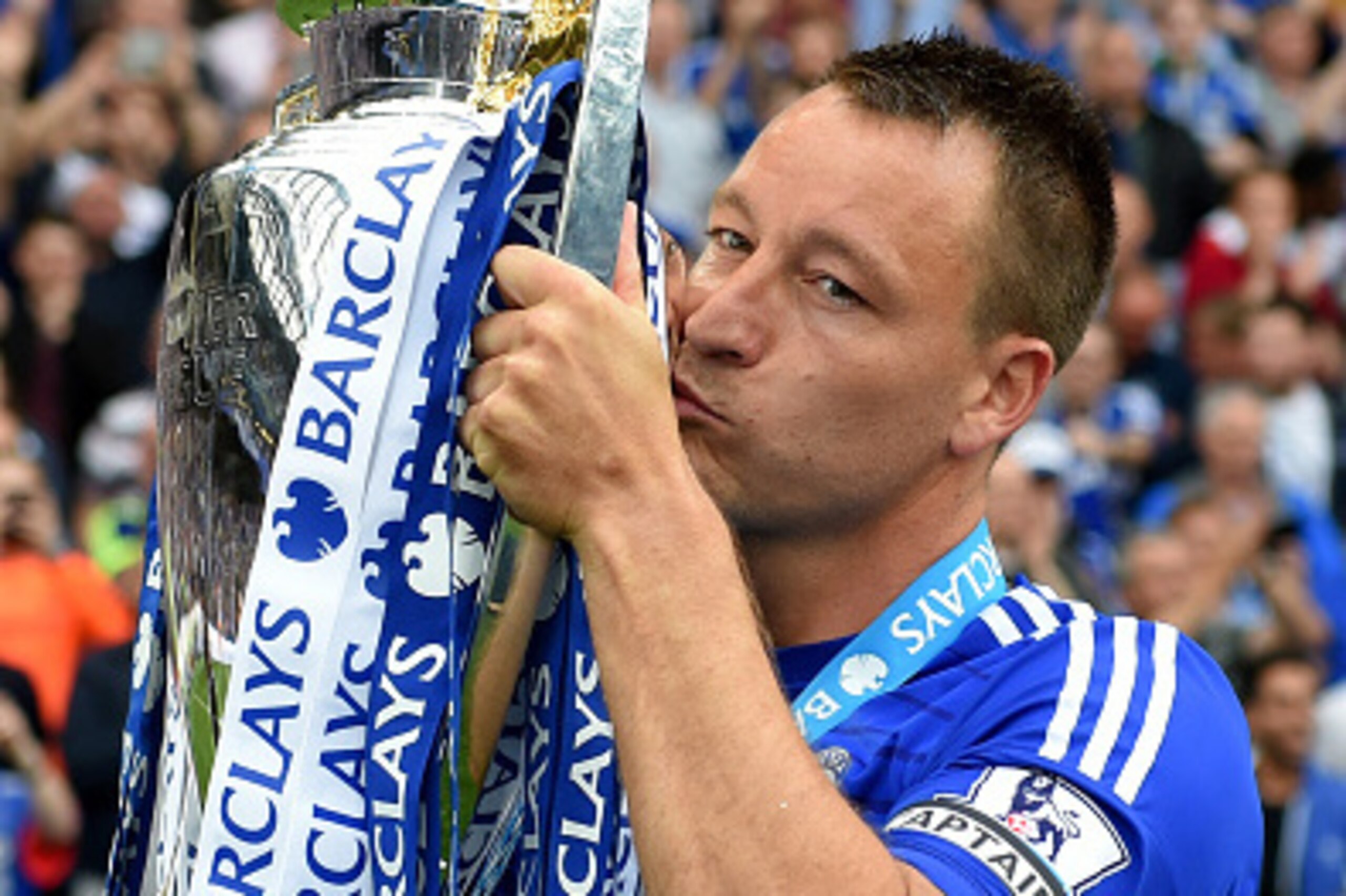 LONDON, ENGLAND - MAY 24: John Terry of Chelsea kisses the trophy after the Barclays Premier League match between Chelsea and Sunderland at Stamford Bridge on May 24, 2015 in London, England.  (Photo by Michael Regan/Getty Images)