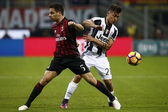 AC Milan's midfielder Giacomo Bonaventura (L) vies with Juventus' Argentinian forward Paulo Dybala during the Italian Serie A football match AC Milan versus Juventus on October 22, 2016 at the San Siro Stadium in Milan.  / AFP / MARCO BERTORELLO        (P