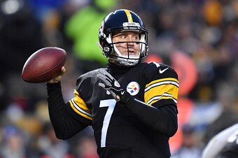 PITTSBURGH, PA - DECEMBER 04:  Ben Roethlisberger #7 of the Pittsburgh Steelers drops back to pass in the first quarter during the game against the New York Giants at Heinz Field on December 4, 2016 in Pittsburgh, Pennsylvania. (Photo by Jamie Sabau/Getty