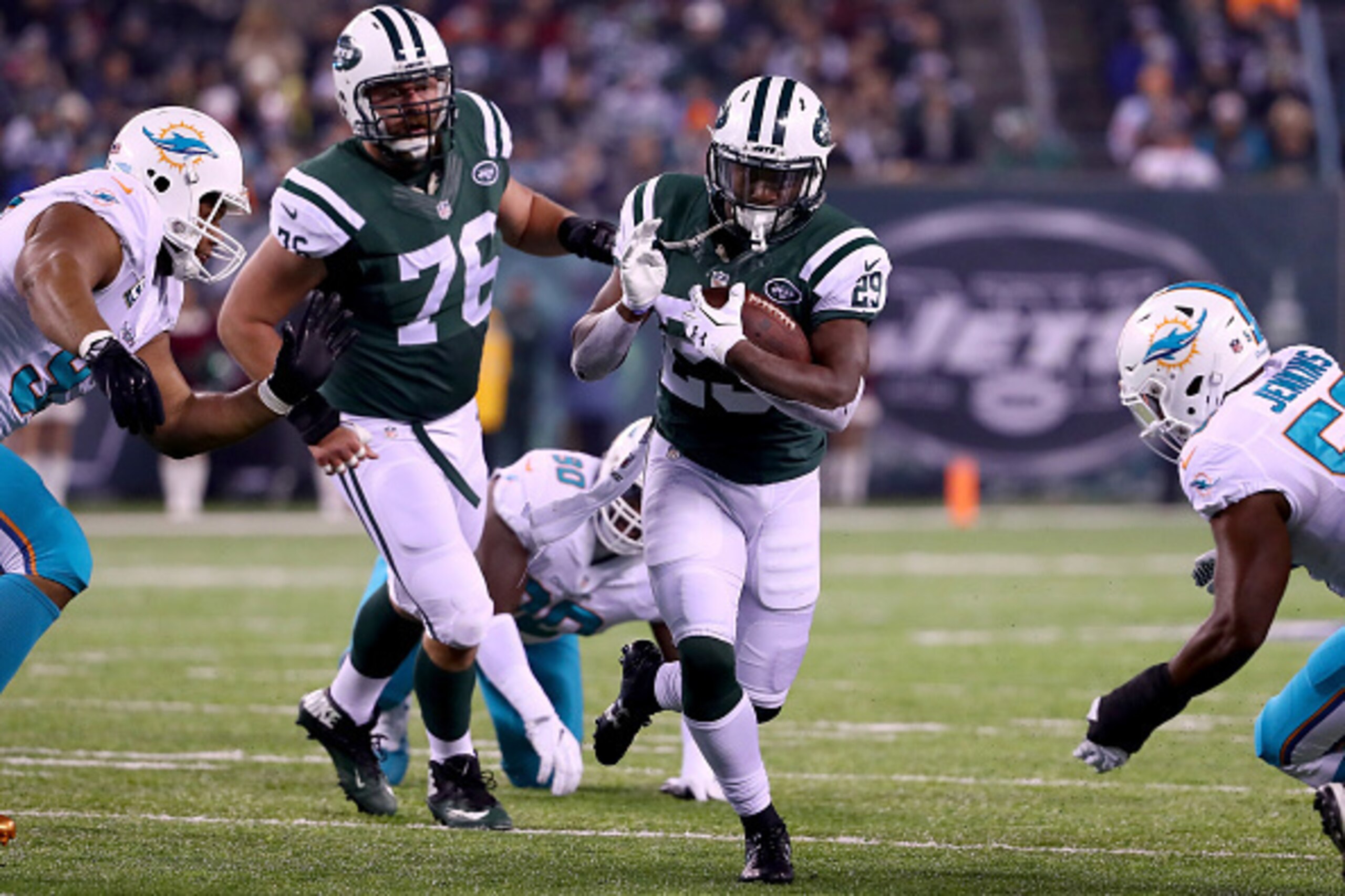 EAST RUTHERFORD, NJ - DECEMBER 17:  Bilal Powell #29 of the New York Jets runs the ball against the Miami Dolphins during the first half of the game at MetLife Stadium on December 17, 2016 in East Rutherford, New Jersey.  (Photo by Al Bello/Getty Images)