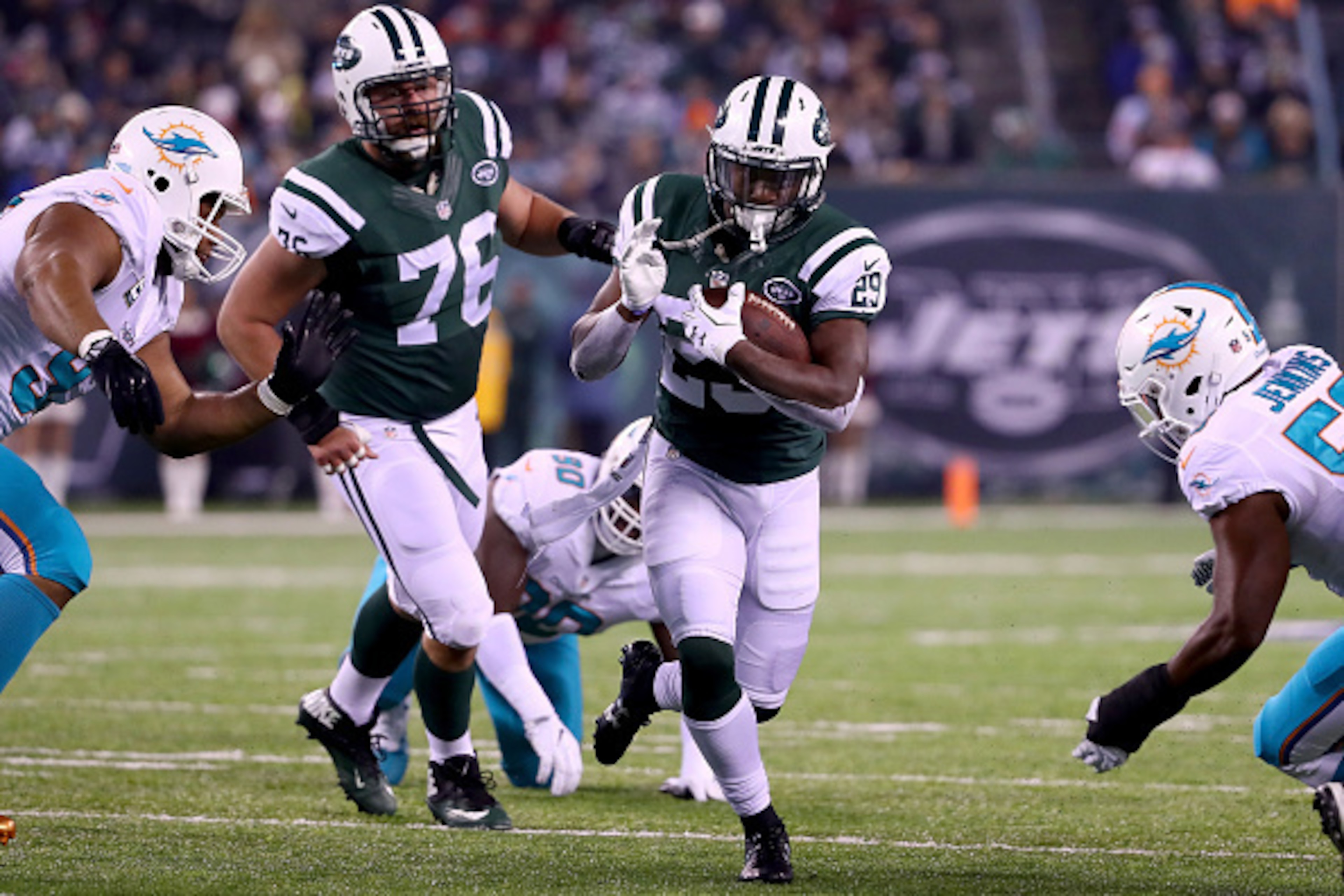 EAST RUTHERFORD, NJ - DECEMBER 17:  Bilal Powell #29 of the New York Jets runs the ball against the Miami Dolphins during the first half of the game at MetLife Stadium on December 17, 2016 in East Rutherford, New Jersey.  (Photo by Al Bello/Getty Images)