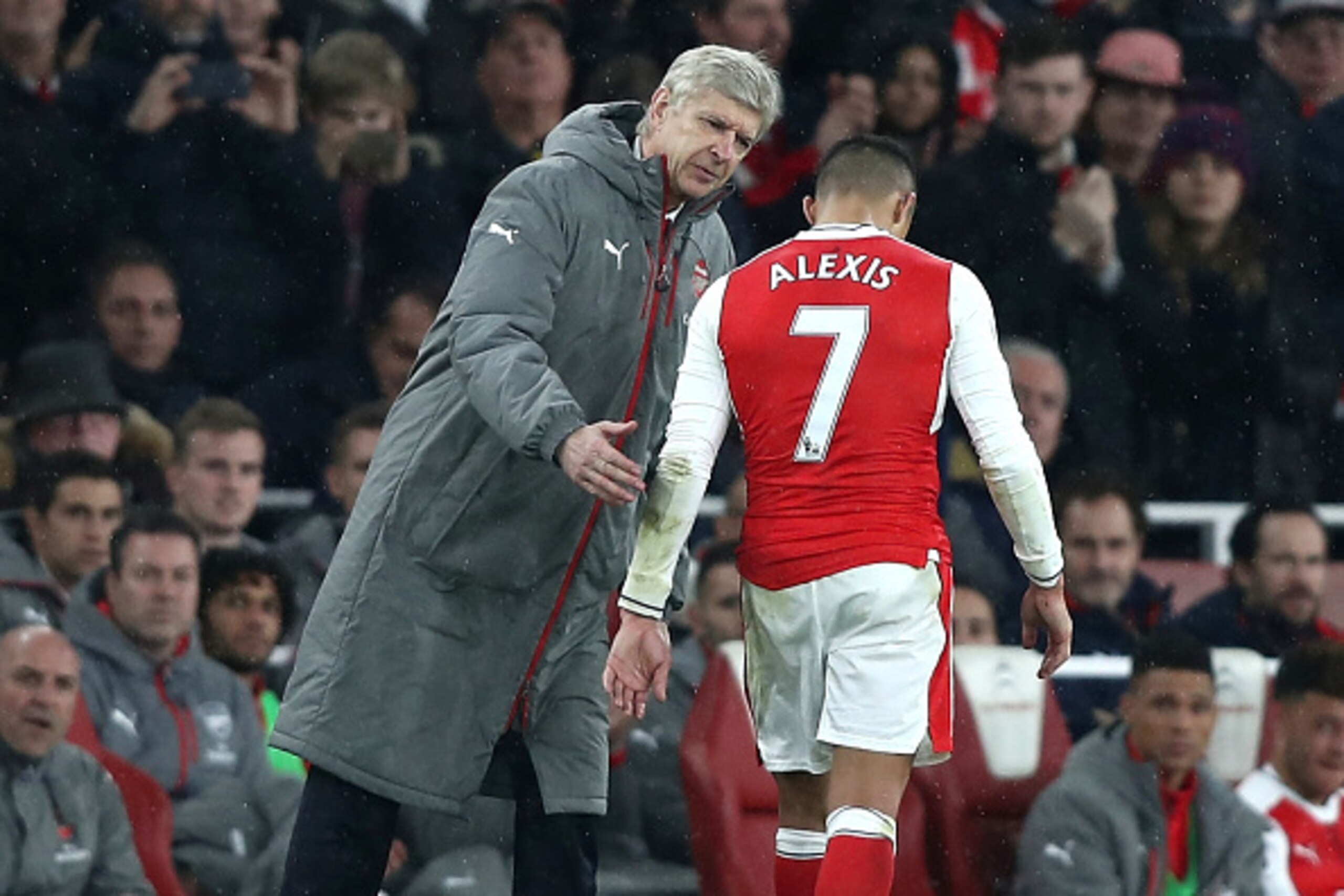 LONDON, ENGLAND - DECEMBER 10:  Arsene Wenger, Manager of Arsenal (L) embraces Alexis Sanchez of Arsenal (R) after he is subbed during the Premier League match between Arsenal and Stoke City at the Emirates Stadium on December 10, 2016 in London, England.