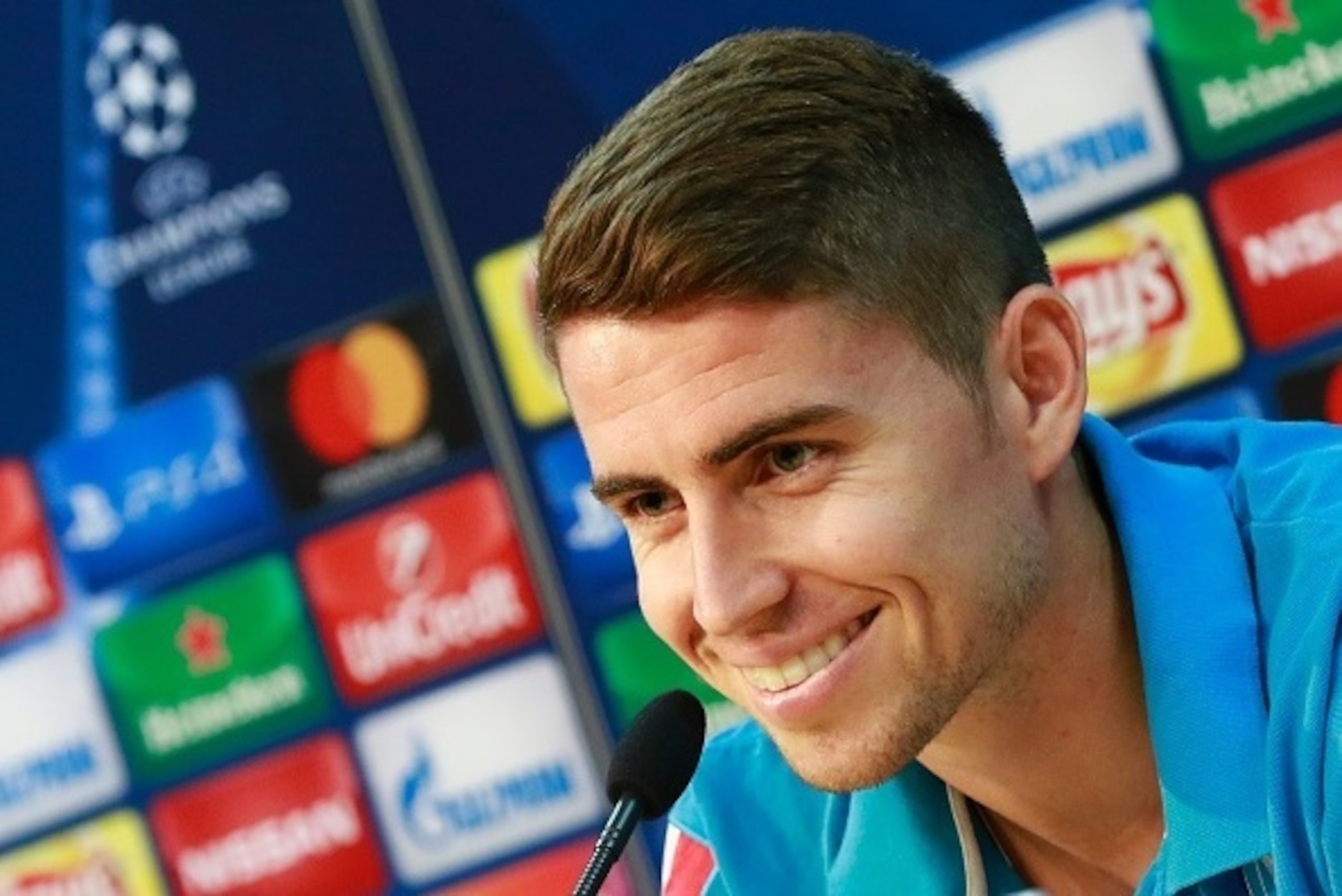 Napoli's Italian midfielder Jorginho attends a press conference on the eve of the UEFA Champions League football match SSC Napoli vs SL Benfica on September 27, 2016 at the SSC Napoli headquarters. / AFP / CARLO HERMANN        (Photo credit should read CA