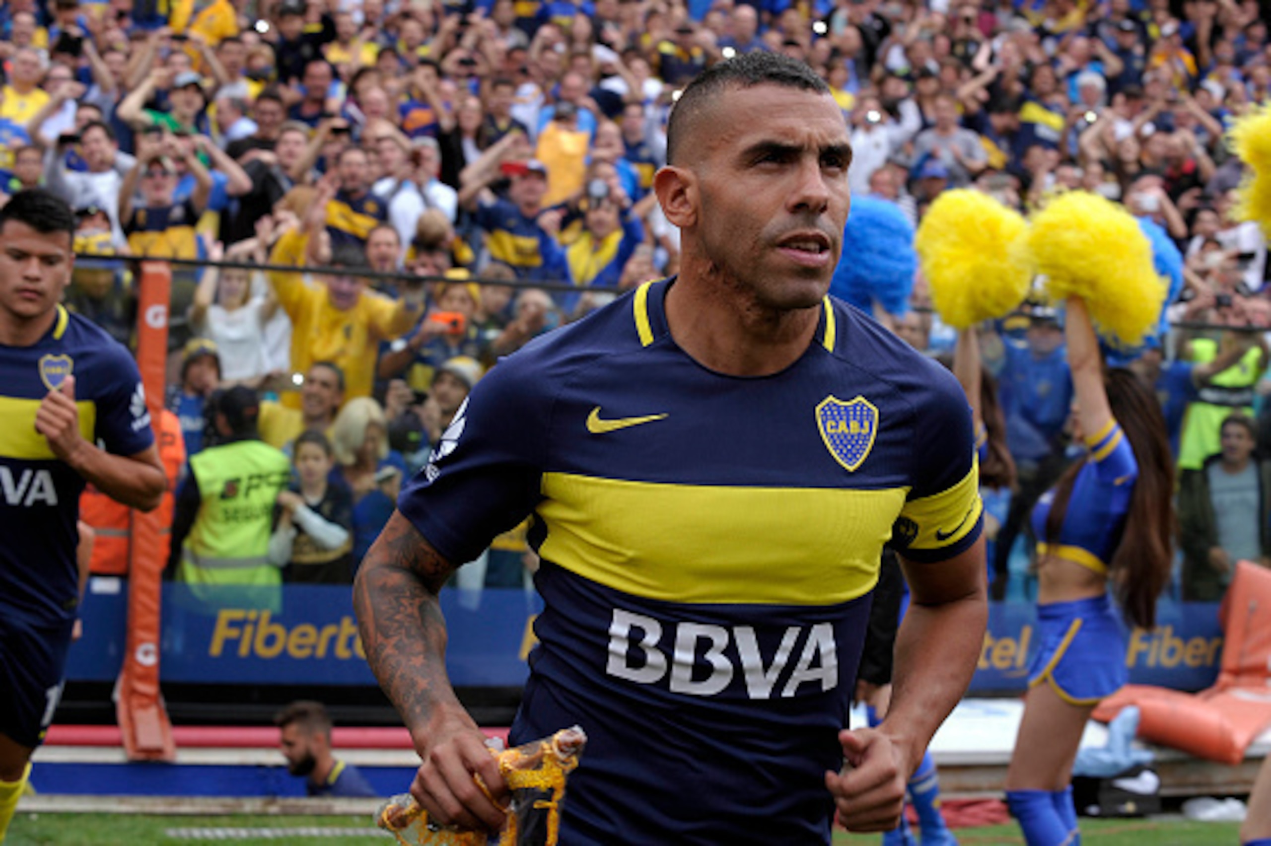 Boca Juniors' forward Carlos Tevez enters the field before their Argentina First Division football match against Colon,  at La Bombonera stadium, in Buenos Aires, on December 18, 2016. / AFP / ALEJANDRO PAGNI        (Photo credit should read ALEJANDRO PAG