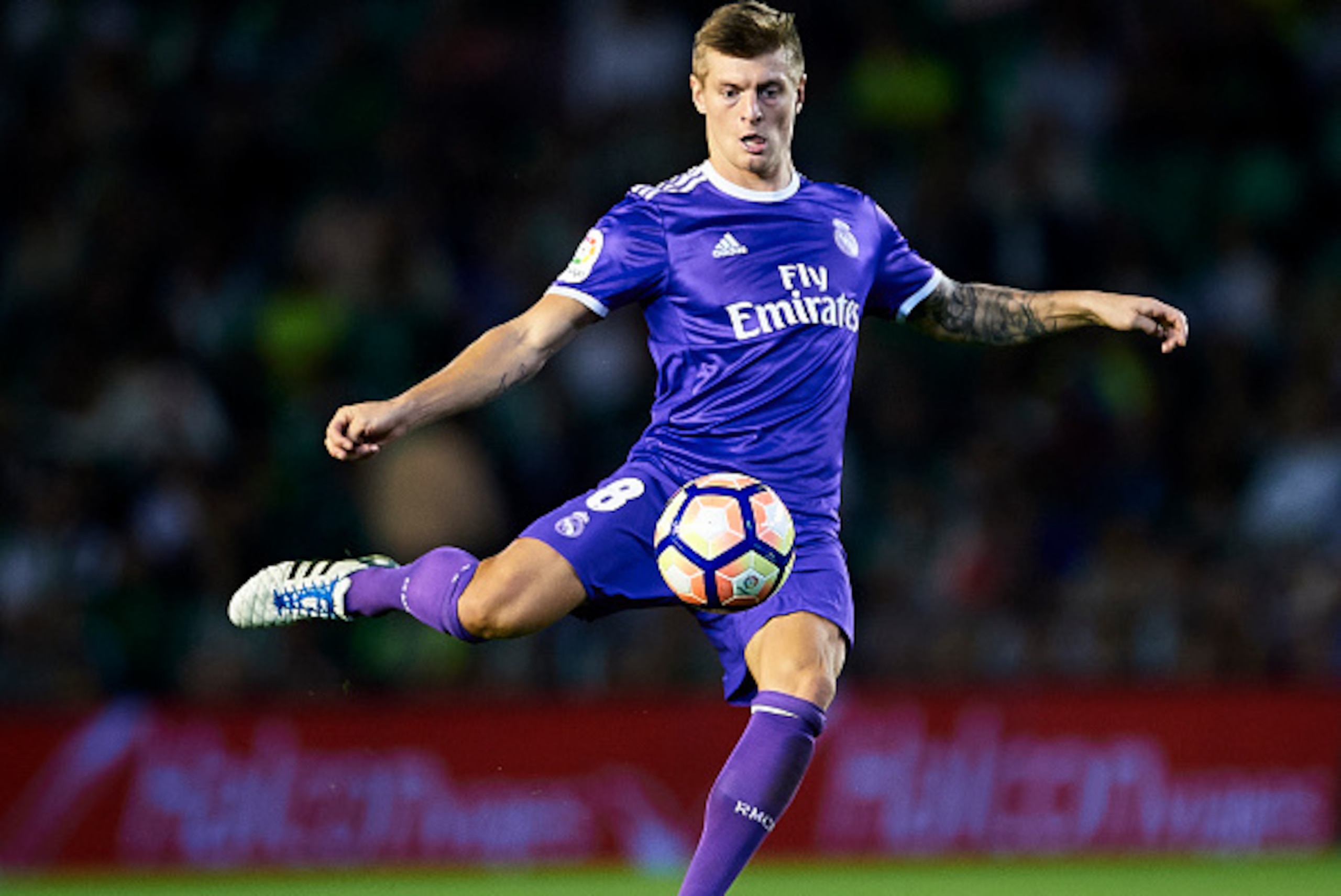 SEVILLE, SPAIN - OCTOBER 15:  Toni Kroos of Real Madrid CF in action during the match between Real Betis Balompie and Real Madrid CF as part of La Liga at Benito Villamrin stadium October 15, 2016 in Seville, Spain.  (Photo by Aitor Alcalde/Getty Images)