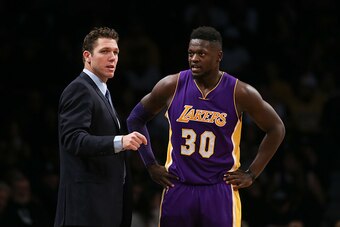 NEW YORK, NY - DECEMBER 14:  Head coach Luke Walton and Julius Randle #30 of the Los Angeles Lakers look on against the Brooklyn Nets in the second half at Barclays Center on December 14, 2016 in the Brooklyn borough of New York City. NOTE TO USER: User e
