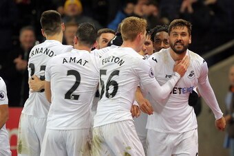 SWANSEA, WALES - NOVEMBER 26: Fernando Llorente of Swansea City (R) celebrates with team mates his winning goal, making the score 5-4 during the Premier League match between Swansea City and Crystal Palace at The Liberty Stadium on November 26, 2016 in Sw