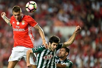 Benfica's Swedish defender Victor Lindelof (L) heads the ball with Setubal's midfielder Fabio Pacheco (C) during the Portuguese league football match SL Benfica vs Vitoria FC at the Luz stadium in Lisbon on August 21, 2016. / AFP / PATRICIA DE MELO MOREIR