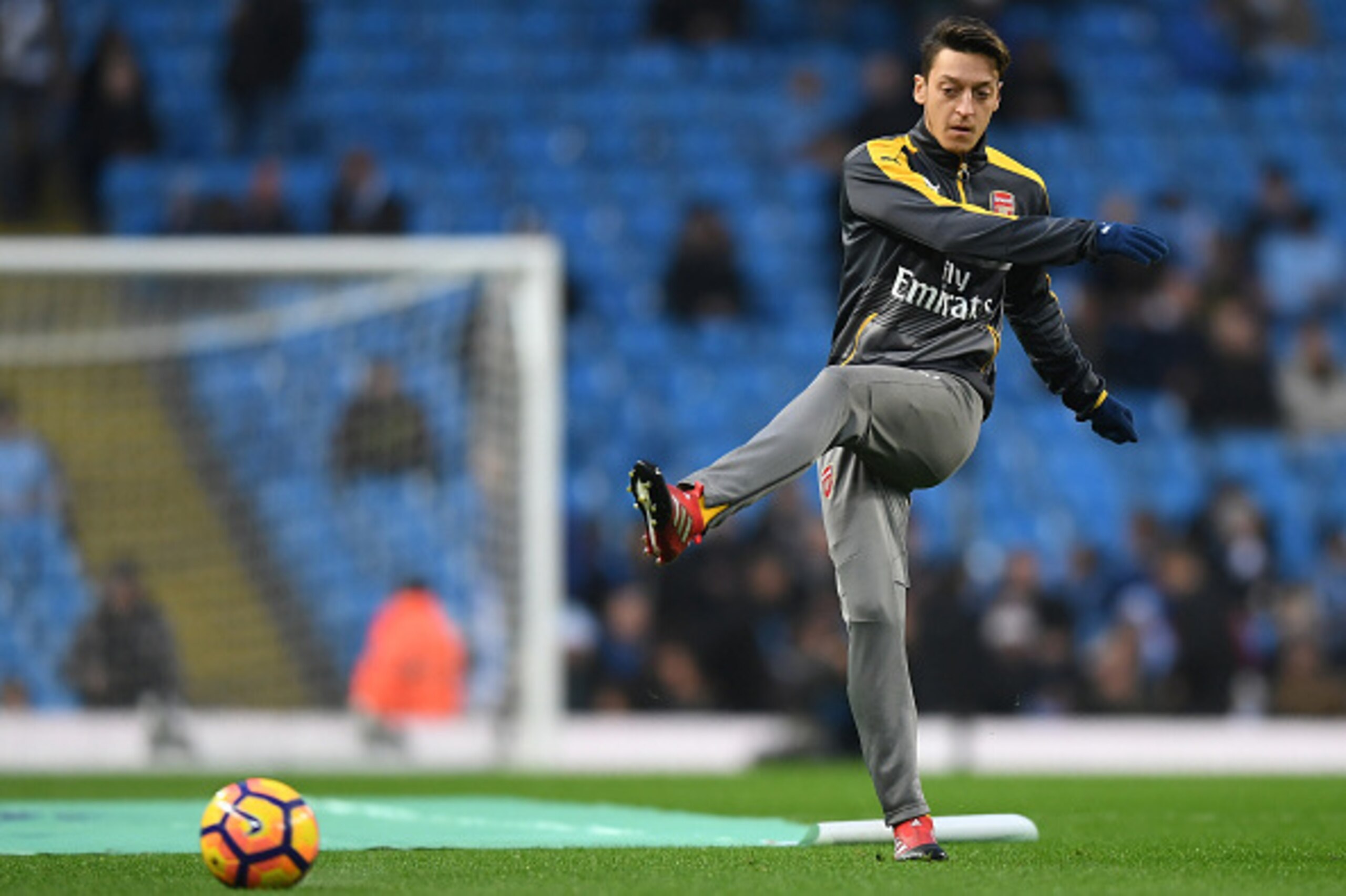 MANCHESTER, ENGLAND - DECEMBER 18: Mesut Ozil of Arsenal warms up prior to kick off during the Premier League match between Manchester City and Arsenal at the Etihad Stadium on December 18, 2016 in Manchester, England.  (Photo by Michael Regan/Getty Image