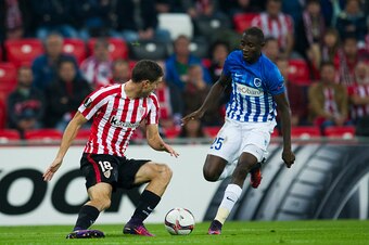 BILBAO, SPAIN - NOVEMBER 03: Oscar De Marcos of Athletic Club duels for the ball with Wilfred Ndidi of KRC Genk during the UEFA Europa League match between Athletic Club and KRC Genk at San Mames Stadium on November 3, 2016 in Bilbao, .  (Photo by Juan Ma