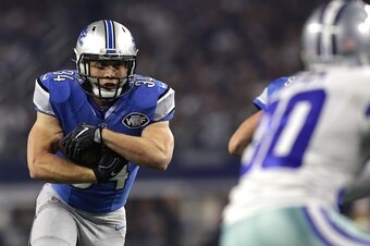 ARLINGTON, TX - DECEMBER 26: Zach Zenner #34 of the Detroit Lions runs for a touchdown against the Dallas Cowboys during the first half at AT&T Stadium on December 26, 2016 in Arlington, Texas. (Photo by Ronald Martinez/Getty Images)