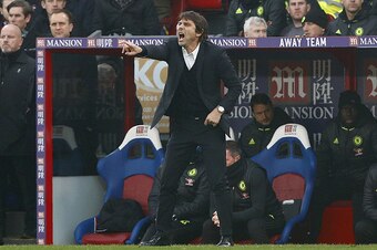 Chelsea's Italian head coach Antonio Conte shouts instructions to his players from the touchline during the English Premier League football match between Crystal Palace and Chelsea at Selhurst Park in south London on December 17, 2016. / AFP / Adrian DENN