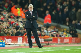 LIVERPOOL, ENGLAND - DECEMBER 27:  Mark Hughes manager of Stoke City looks despondent during the Premier League match between Liverpool and Stoke City at Anfield on December 27, 2016 in Liverpool, England.  (Photo by Alex Livesey/Getty Images)