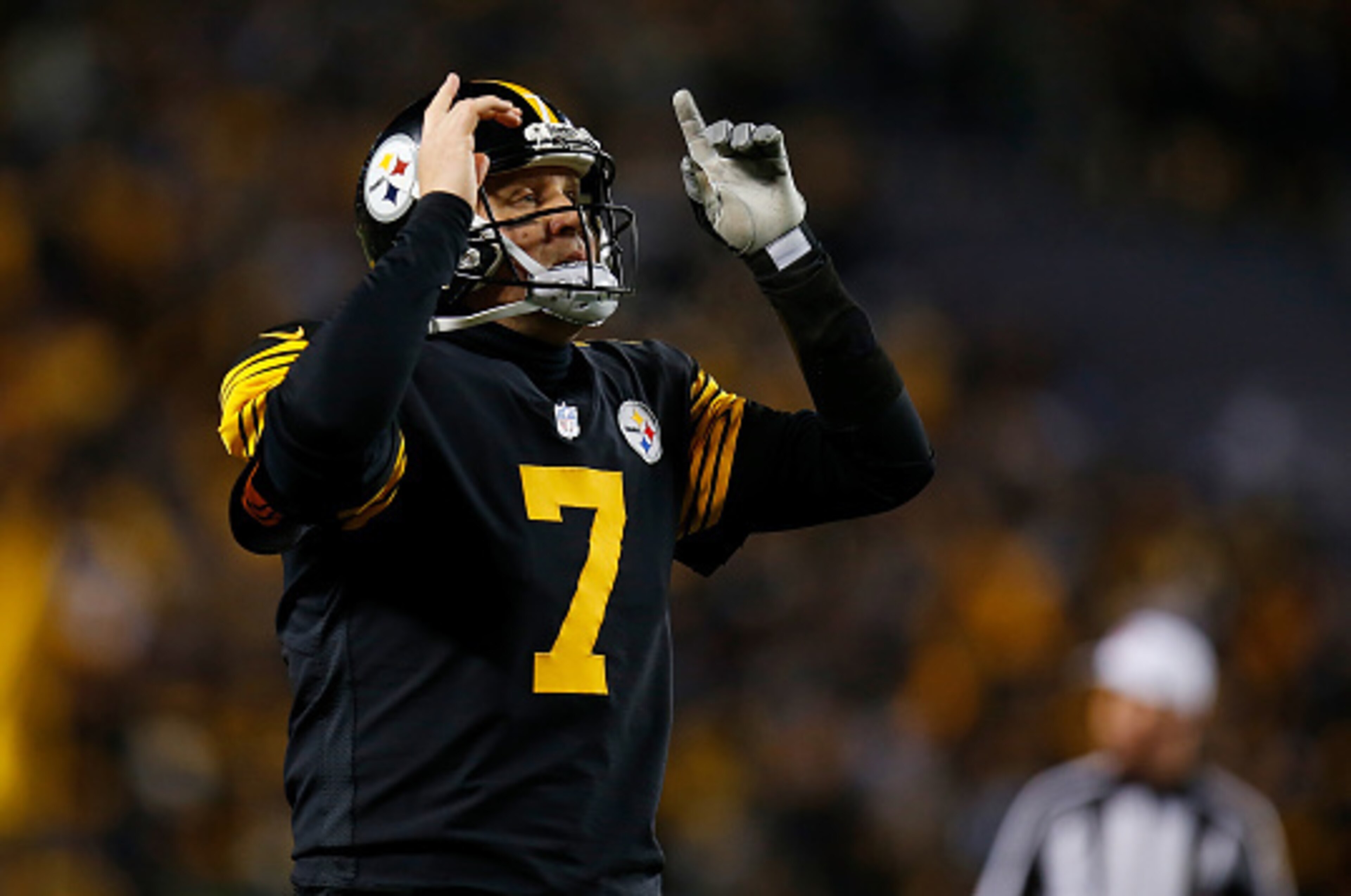 PITTSBURGH, PA - DECEMBER 25: Ben Roethlisberger #7 of the Pittsburgh Steelers reacts after throwing a 4 yard touchdown pass to Antonio Brown #84 in the fourth quarter during the game against the Baltimore Ravens at Heinz Field on December 25, 2016 in Pi PITTSBURGH, PA - DECEMBER 25: Ben Roethlisberger #7 of the Pittsburgh Steelers reacts after throwing a 4 yard touchdown pass to Antonio Brown #84 in the fourth quarter during the game against the Baltimore Ravens at Heinz Field on December 25, 2016 in Pi