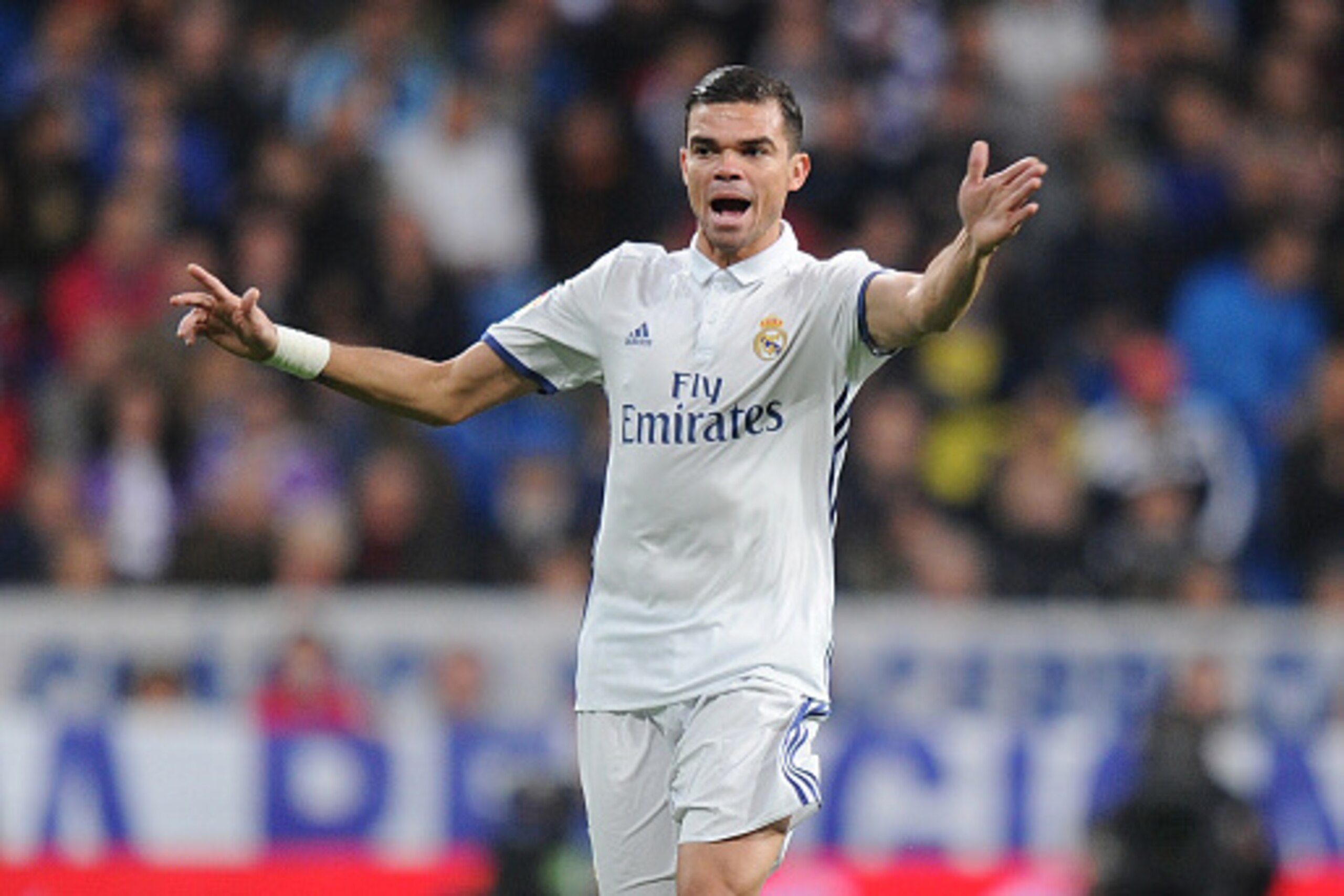 MADRID, SPAIN - DECEMBER 10:  Pepe of Real Madrid CF in action during the La Liga match between Real Madrid CF and RC Deportivo La Coruna at Estadio Santiago Bernabeu on December 10, 2016 in Madrid, Spain.  (Photo by Denis Doyle/Getty Images)