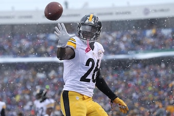 ORCHARD PARK, NY - DECEMBER 11: Le'Veon Bell #26 of the Pittsburgh Steelers gets the ball back from the official after scoring his third touchdown of the game during NFL game action against the Buffalo Bills at New Era Field on December 11, 2016 in Orchar