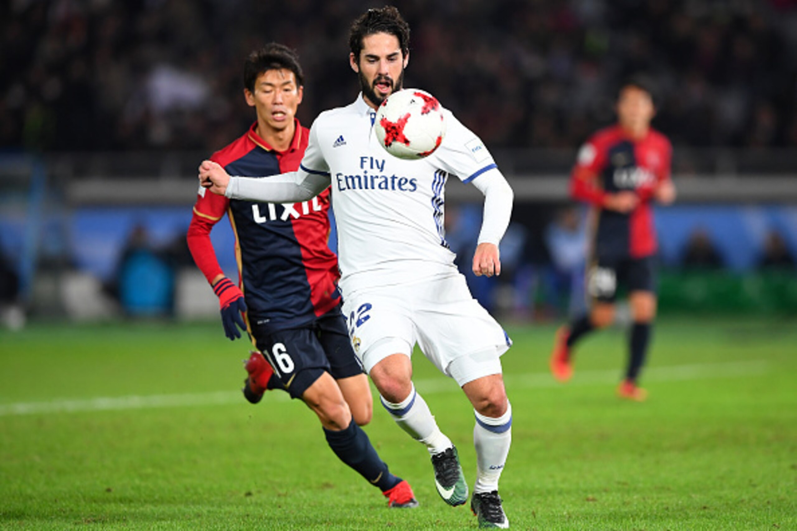 YOKOHAMA, JAPAN - DECEMBER 18:  Isco of Real Madrid in action during the FIFA Club World Cup final match between Real Madrid and Kashima Antlers at International Stadium Yokohama on December 18, 2016 in Yokohama, Japan.  (Photo by Masterpress/Getty Images