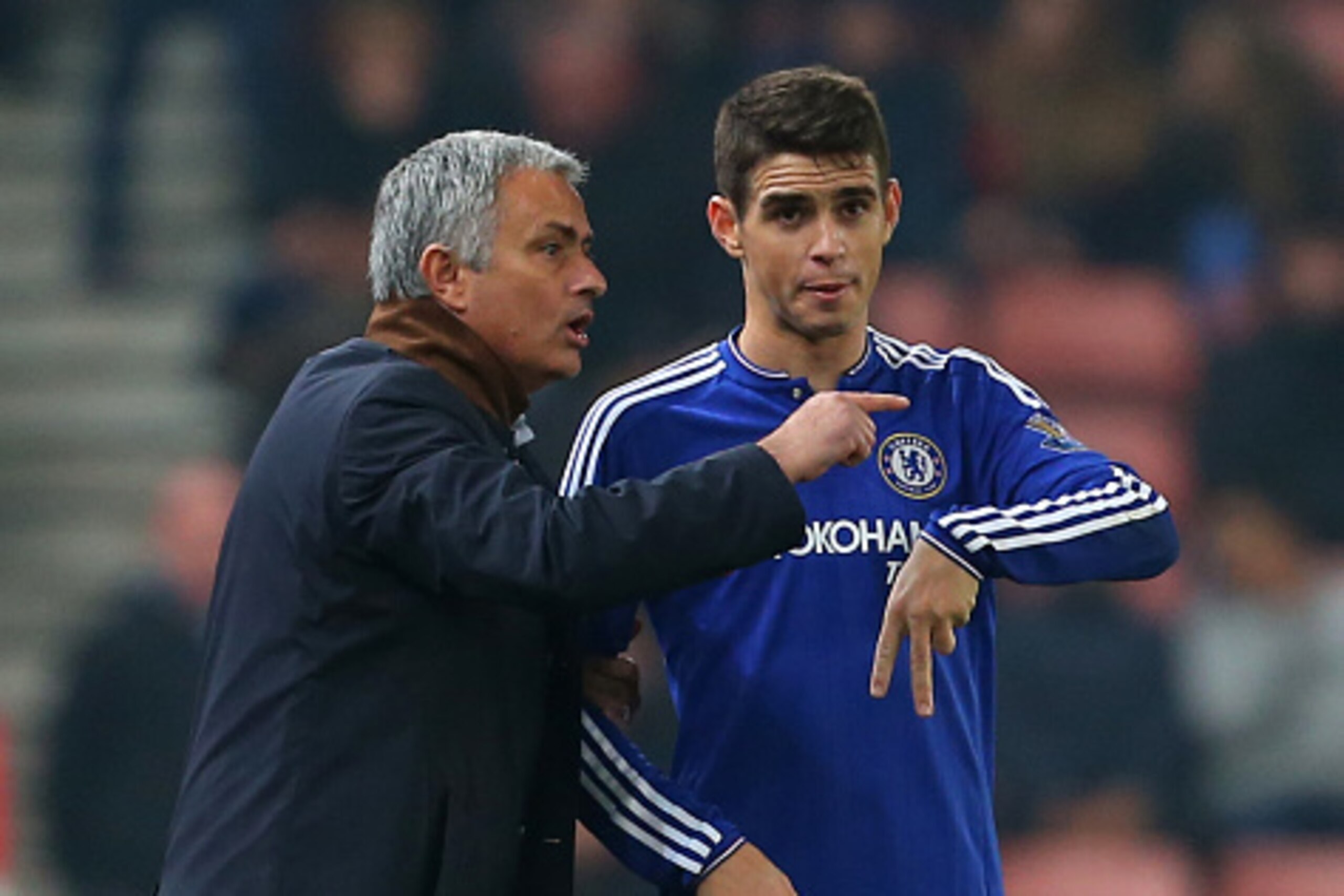 STOKE ON TRENT, ENGLAND - OCTOBER 27:  Jose Mourinho Manager of Chelsea gives instructions to Oscar of Chelsea during the Capital One Cup Fourth Round match between Stoke City and Chelsea at Britannia Stadium on October 27, 2015 in Stoke on Trent, England