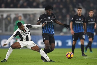 TURIN, ITALY - DECEMBER 03:  Alex Sandro (L) of Juventus FC tackles Franck Kessie of Atalanta BC during the Serie A match between Juventus FC and Atalanta BC at Juventus Stadium on December 3, 2016 in Turin, Italy.  (Photo by Valerio Pennicino/Getty Image