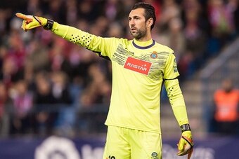 MADRID, SPAIN - DECEMBER 03: Goalkeeper Diego Lopez of RCD Espanyol in action during the La Liga match between Atletico de Madrid and RCD Espanyol at the Vicente Calderon Stadium on 03 November 2016 in Madrid, Spain. (Photo by Power Sport Images/Getty Ima