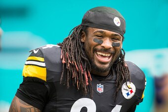 MIAMI GARDENS, FL - OCTOBER 16:  DeAngelo Williams #34 of the Pittsburgh Steelers looks on during a NFL game against the Miami Dolphins on October 16, 2016 at Hard Rock Stadium in Miami Gardens, Florida.  (Photo by Ronald C. Modra/Sports Imagery/ Getty Im