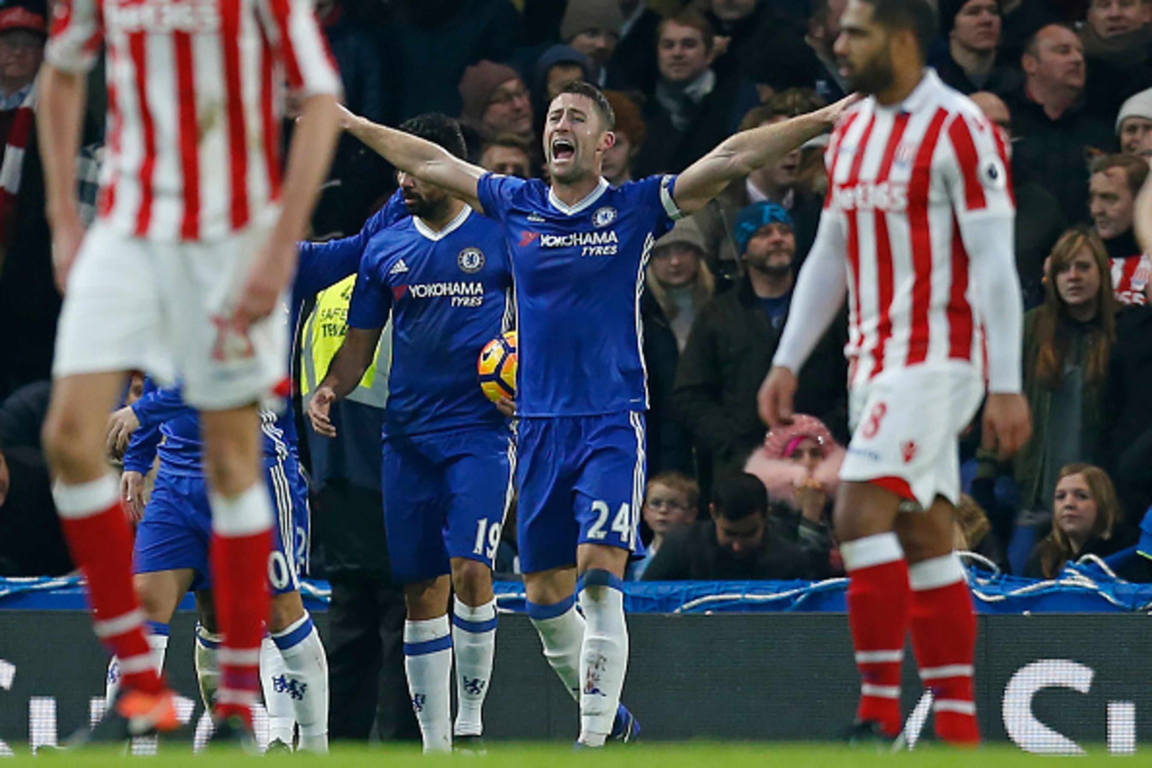 Chelsea's English defender Gary Cahill (C) celebrates after scoring the opening goal of the English Premier League football match between Chelsea and Stoke City at Stamford Bridge in London on December 31, 2016. / AFP / Ian KINGTON / RESTRICTED TO EDITORI