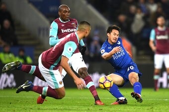 LEICESTER, ENGLAND - DECEMBER 31:  Shinji Okazaki of Leicester City shoots on goal during the Premier League match between Leicester City and West Ham United at The King Power Stadium on December 31, 2016 in Leicester, England.  (Photo by Michael Regan/Ge
