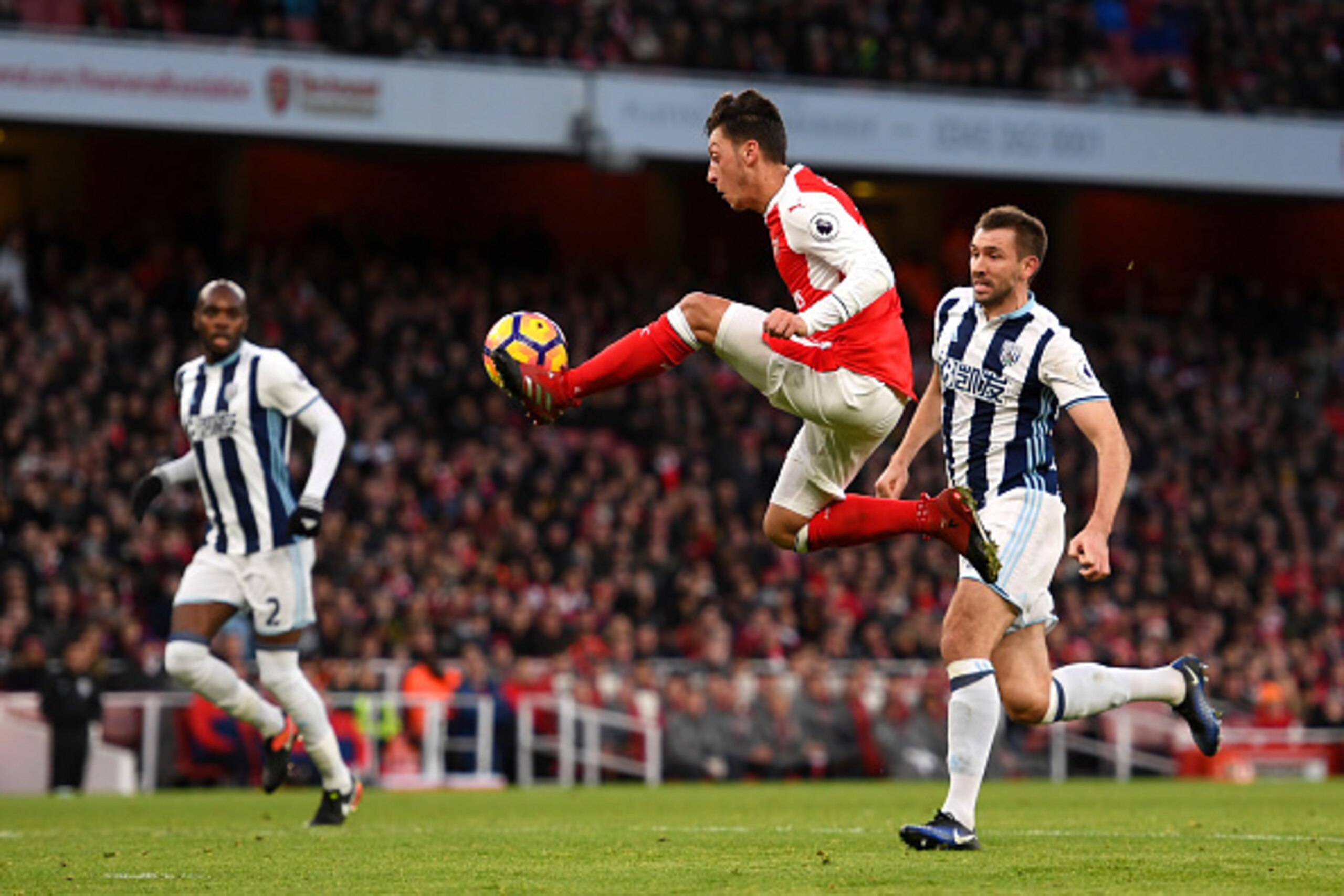 LONDON, ENGLAND - DECEMBER 26:  Mesut Oezil of Arsenal controls the ball during the Premier League match between Arsenal and West Bromwich Albion at Emirates Stadium on December 26, 2016 in London, England.  (Photo by Shaun Botterill/Getty Images)