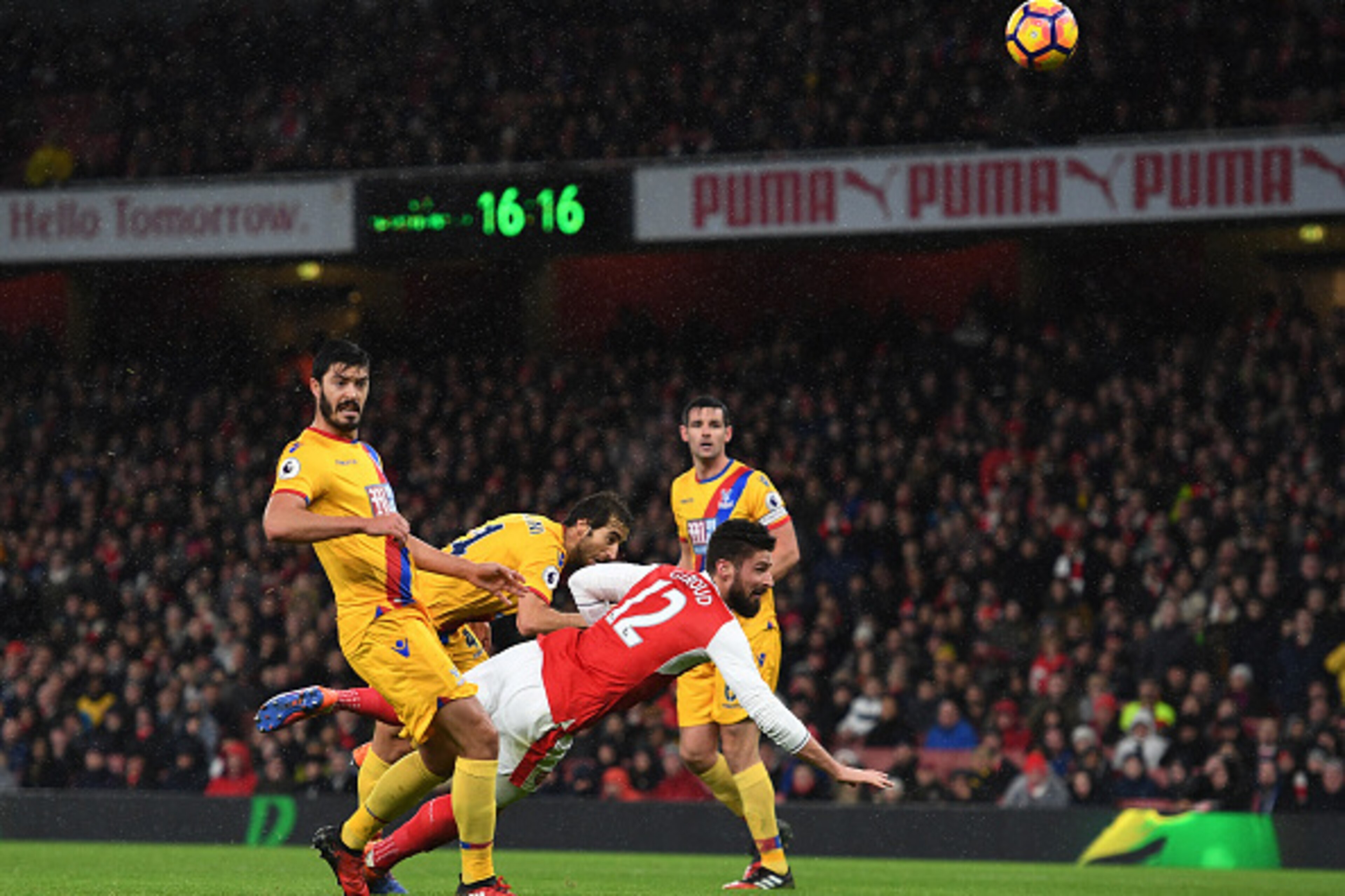 LONDON, ENGLAND - JANUARY 01:  Olivier Giroud of Arsenal scores the opening goal during the Premier League match between Arsenal and Crystal Palace at the Emirates Stadium on January 1, 2017 in London, England.  (Photo by Shaun Botterill/Getty Images)