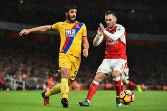Crystal Palace's English defender James Tomkins (L) vies with Arsenal's Spanish striker Lucas Perez during the English Premier League football match between Arsenal and Crystal Palace at the Emirates Stadium in London on January 1, 2017.  / AFP / Glyn KIR