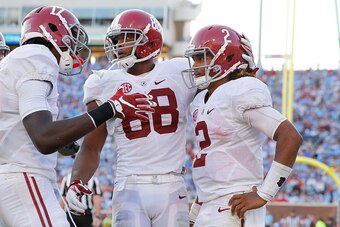 OXFORD, MS - SEPTEMBER 17:  Cam Sims  #17 and O.J. Howard of the Alabama Crimson Tide huddle with Jalen Hurts #2  at Vaught-Hemingway Stadium on September 17, 2016 in Oxford, Mississippi.  (Photo by Kevin C. Cox/Getty Images)