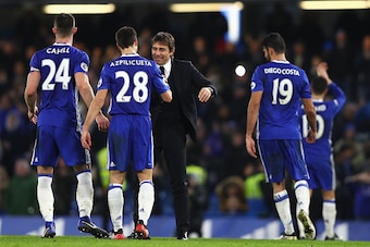 LONDON, ENGLAND - DECEMBER 31: Antonio Conte, Manager of Chelsea congratulates his players after the Premier League match between Chelsea and Stoke City at Stamford Bridge on December 31, 2016 in London, England.  (Photo by Ian Walton/Getty Images)