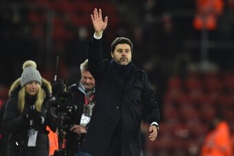 Tottenham Hotspur's Argentinian head coach Mauricio Pochettino waves at the end of the English Premier League football match between Southampton and Tottenham Hotspur at St Mary's Stadium in Southampton, southern England on December 28, 2016. / AFP / Glyn