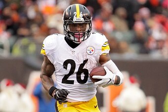 CINCINNATI, OH - DECEMBER 18:  Le'Veon Bell #26 of the Pittsburgh Steelers carries the ball during the third quarter of the game against the Cincinnati Bengals at Paul Brown Stadium on December 18, 2016 in Cincinnati, Ohio. (Photo by Andy Lyons/Getty Imag